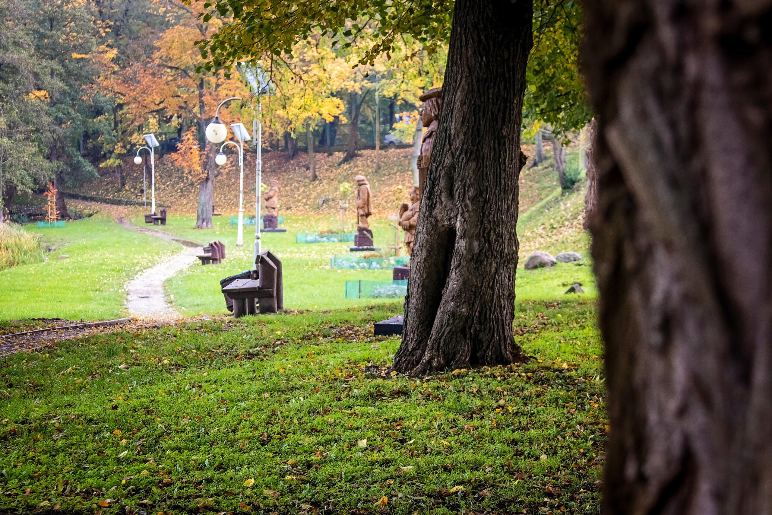 Skwer Piwowarów Miejsce rekreacyjne z pięknym widokiem na jezioro Wądół oraz ścieżką rzeźb przedstawiających lipiańskich piwowarów.