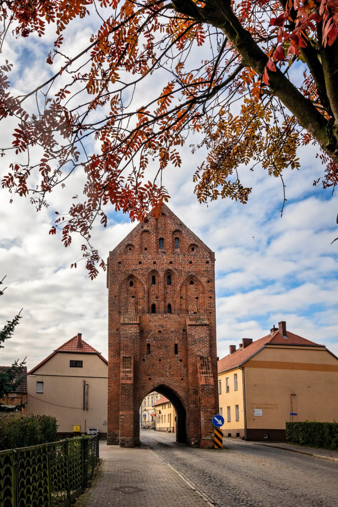 na zdjęciu jest widoczna brama myśliborska w gotyckim stylu