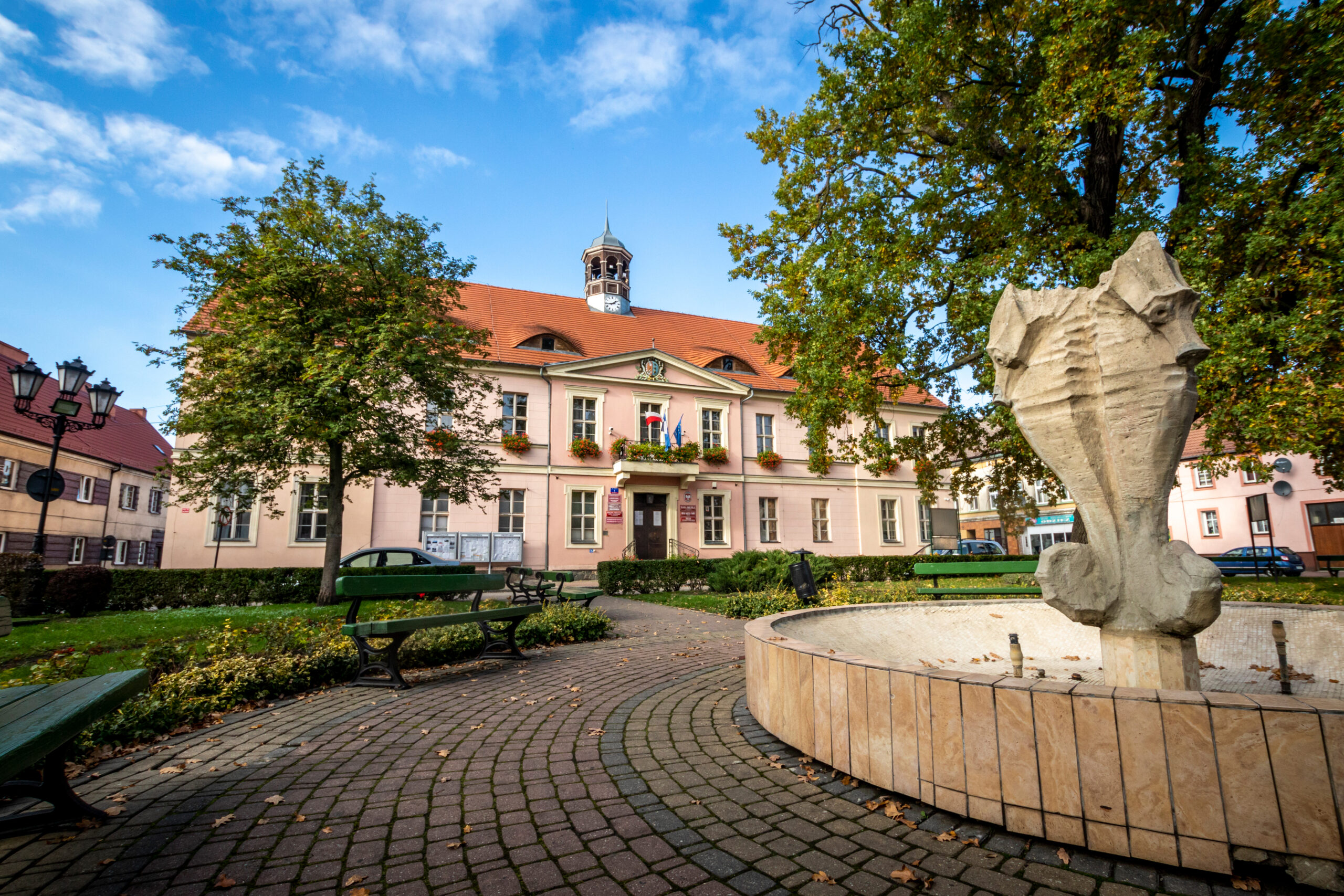 Rynek Miejski – Lipiany są jednym z nielicznych zachodniopomorskich miasteczek, w których zachował się rynek w przedwojennym kształcie. Zachowane są niemal w całości wszystkie pierzeje rynku i niemal wszystkie historyczne kamienice. W centrum rynku znajduje się skwer z fontanną, Dąb Pokoju, ratusz miejski oraz strażnica strażacka.