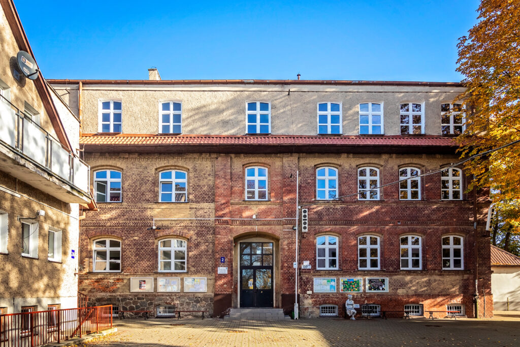 Gmach szkoły z początku XX wieku Architektura nawiązująca do stylu barokowo - klasycystycznych rezydencji.