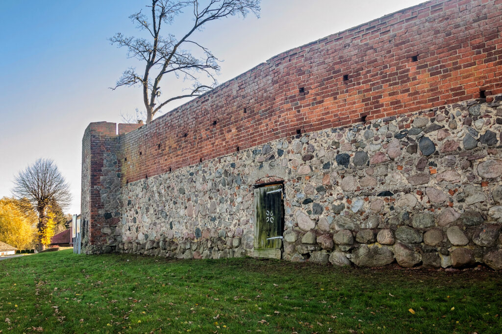 na zdjęciu fragment pozostałości murów obronnych